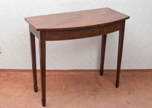 pretty mahogany bow front side table - CATEGORY: ANTIQUE TABLES - DATED 19TH CENTURY