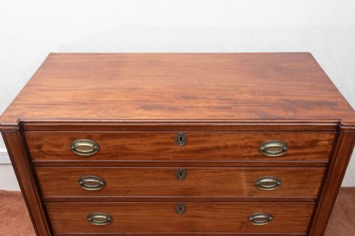 GOOD EARLY 19TH CENTURY MAHOGANY DRESSING CHEST - ADDITIONAL PHOTO 2