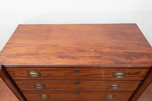 GOOD EARLY 19TH CENTURY MAHOGANY DRESSING CHEST - ADDITIONAL PHOTO 3