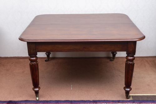 mahogany dining table of superior quality - CATEGORY: ANTIQUE TABLES - DATED 19TH CENTURY