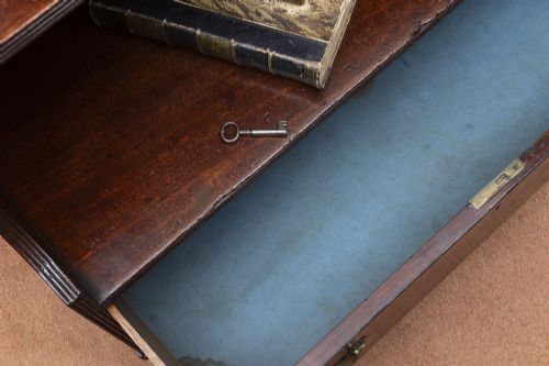 RARE AND SMALL GEORGE III MAHOGANY WATERFALL BOOKCASE - ADDITIONAL PHOTO 1
