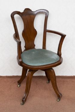 VINTAGE OFFICE CHAIR IN OAK WITH A REVOLVING MOVEMENT