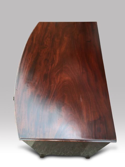 A VERY FINE GEORGE III BOWFRONT MAHOGANY CHEST OF DRAWERS ATTRIBUTED TO GILLOWS - ADDITIONAL PHOTO 2