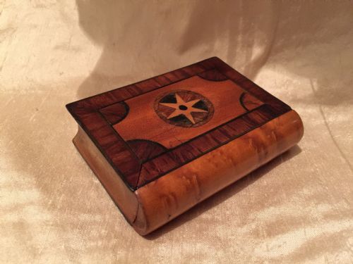 GEORGE III SATINWOOD AND INLAID SNUFF BOX IN THE FORM OF A SMALL BOOK PROBABLY AN APPRENTICE PIECE - ADDITIONAL PHOTO 2