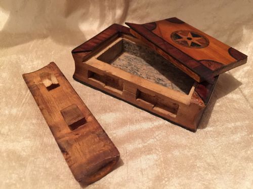 GEORGE III SATINWOOD AND INLAID SNUFF BOX IN THE FORM OF A SMALL BOOK PROBABLY AN APPRENTICE PIECE - ADDITIONAL PHOTO 4