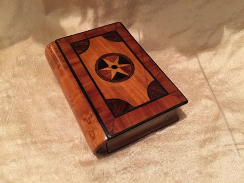 GEORGE III SATINWOOD AND INLAID SNUFF BOX IN THE FORM OF A SMALL BOOK PROBABLY AN APPRENTICE PIECE - ADDITIONAL PHOTO 1