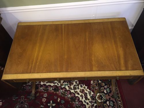 A SUPERB QUALITY GEORGE III SATINWOOD AND AMBOYNA BANDED SOFA TABLE - ADDITIONAL PHOTO 1