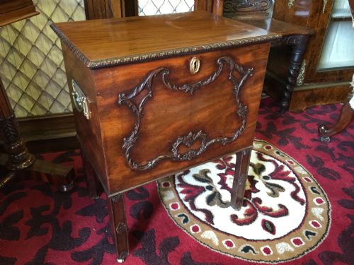 A SUPERB IMPORTANT GEORGE III MAHOGANY CELLARET OR WINE COOLER - ADDITIONAL PHOTO 2