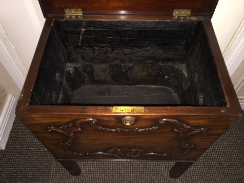 A SUPERB IMPORTANT GEORGE III MAHOGANY CELLARET OR WINE COOLER - ADDITIONAL PHOTO 1