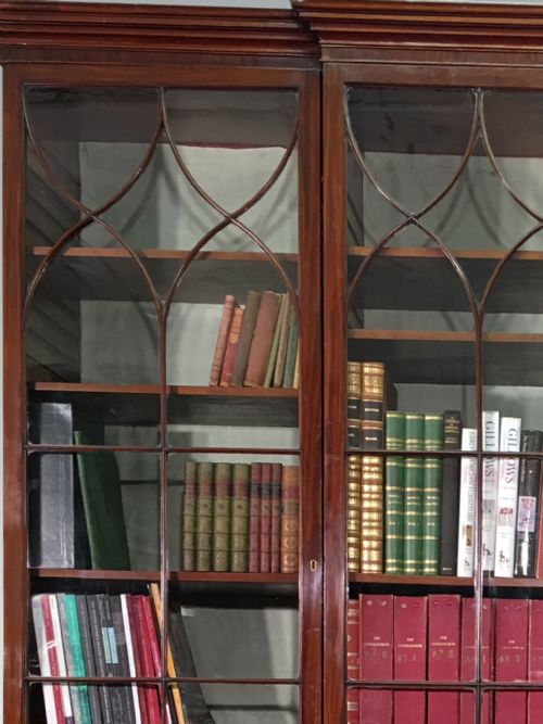 A SUPERB IMPORTANT GEORGE III MAHOGANY BREAKFRONT SECRETAIRE BOOKCASE OF MAGNIFICENT PROPORTIONS - ADDITIONAL PHOTO 3