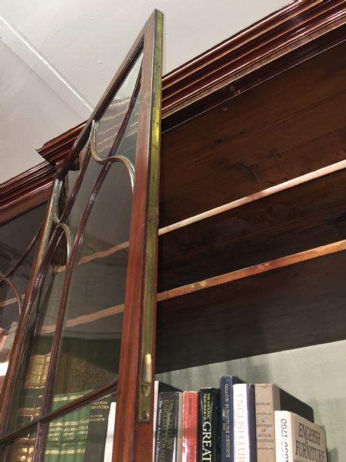 A SUPERB IMPORTANT GEORGE III MAHOGANY BREAKFRONT SECRETAIRE BOOKCASE OF MAGNIFICENT PROPORTIONS - ADDITIONAL PHOTO 7