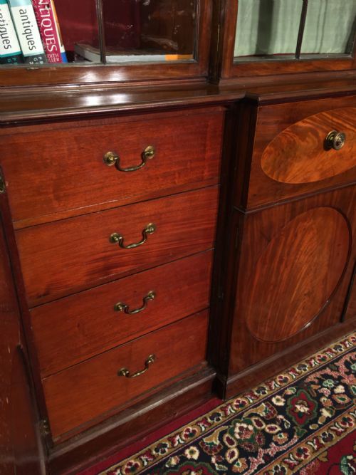 A SUPERB IMPORTANT GEORGE III MAHOGANY BREAKFRONT SECRETAIRE BOOKCASE OF MAGNIFICENT PROPORTIONS - ADDITIONAL PHOTO 9