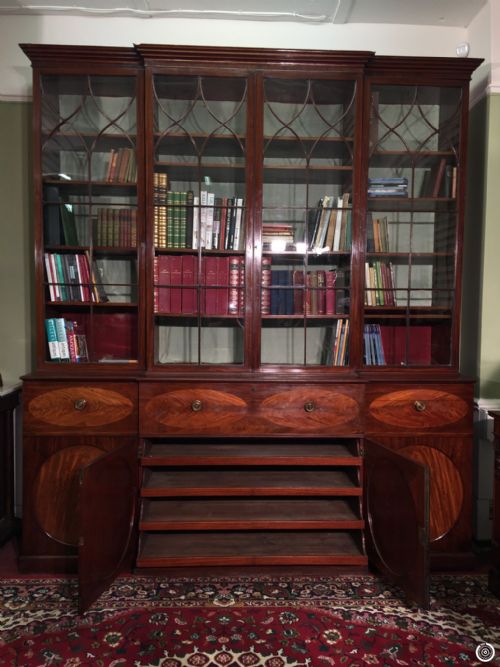 A SUPERB IMPORTANT GEORGE III MAHOGANY BREAKFRONT SECRETAIRE BOOKCASE OF MAGNIFICENT PROPORTIONS - ADDITIONAL PHOTO 10