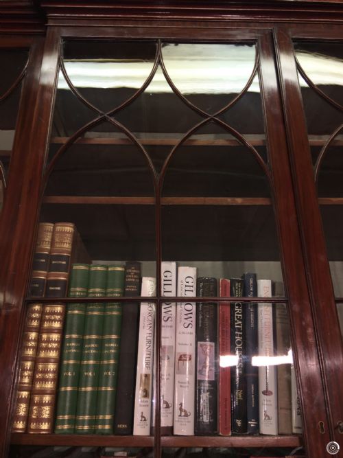 A SUPERB IMPORTANT GEORGE III MAHOGANY BREAKFRONT SECRETAIRE BOOKCASE OF MAGNIFICENT PROPORTIONS - ADDITIONAL PHOTO 11