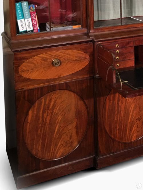 A SUPERB IMPORTANT GEORGE III MAHOGANY BREAKFRONT SECRETAIRE BOOKCASE OF MAGNIFICENT PROPORTIONS - ADDITIONAL PHOTO 14
