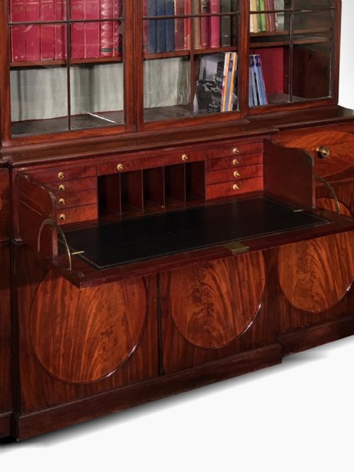 A SUPERB IMPORTANT GEORGE III MAHOGANY BREAKFRONT SECRETAIRE BOOKCASE OF MAGNIFICENT PROPORTIONS - ADDITIONAL PHOTO 15