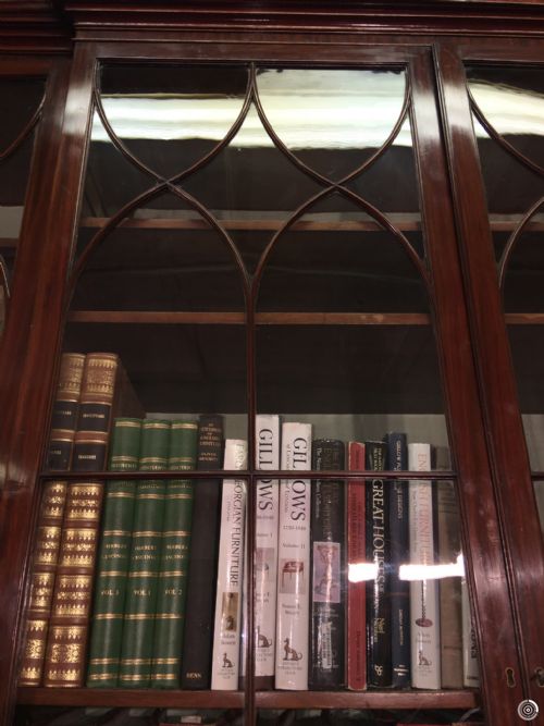 A SUPERB IMPORTANT GEORGE III MAHOGANY BREAKFRONT SECRETAIRE BOOKCASE OF MAGNIFICENT PROPORTIONS - ADDITIONAL PHOTO 17