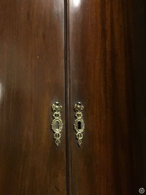 A FINE GEORGE III MAHOGANY BOWFRONT CORNER CUPBOARD - ADDITIONAL PHOTO 1