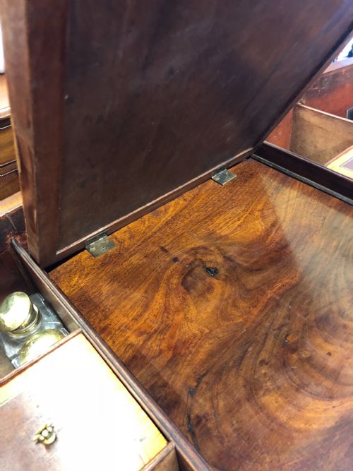 A SUPERB GEORGE III MAHOHANY TULIPWOOD BANDED BOWFRONT DRESSING CHEST - ADDITIONAL PHOTO 1