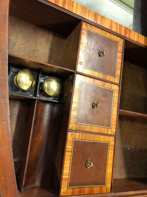 A SUPERB GEORGE III MAHOHANY TULIPWOOD BANDED BOWFRONT DRESSING CHEST - ADDITIONAL PHOTO 2