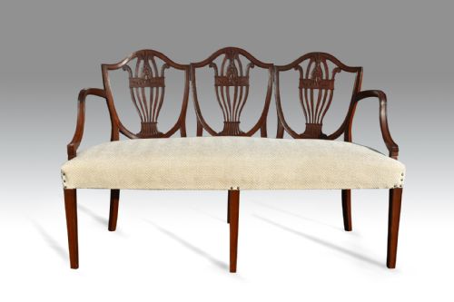 AN ATTRACTIVE TRIPPLE CHAIR BACK HEPPLEWHITE SETTEE - ADDITIONAL PHOTO 1