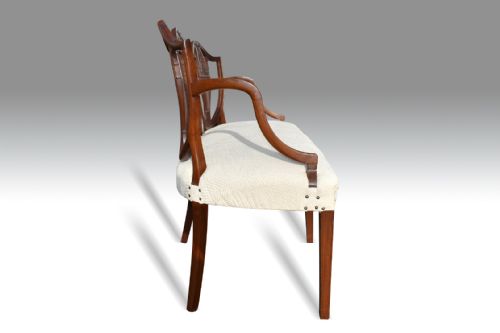AN ATTRACTIVE TRIPPLE CHAIR BACK HEPPLEWHITE SETTEE - ADDITIONAL PHOTO 2