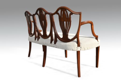 AN ATTRACTIVE TRIPPLE CHAIR BACK HEPPLEWHITE SETTEE - ADDITIONAL PHOTO 3