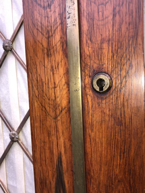 A MAGNIFICENT LATE REGENCY ROSEWOOD BREAKFRONT SIDE CABINET IN THE MANNER OF GILLOWS - ADDITIONAL PHOTO 6