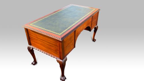 AN EDWARDIAN MAHOGANY KNEEHOLE DESK - ADDITIONAL PHOTO 2