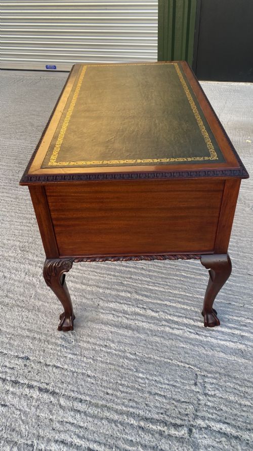 AN EDWARDIAN MAHOGANY KNEEHOLE DESK - ADDITIONAL PHOTO 3