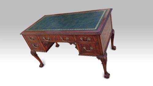 AN EDWARDIAN MAHOGANY KNEEHOLE DESK - ADDITIONAL PHOTO 5