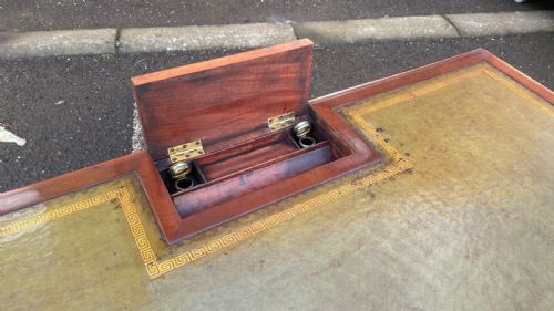 A REGENCY MAHOGANY CHAMBER WRITING TABLE BY GILLOWS - ADDITIONAL PHOTO 8