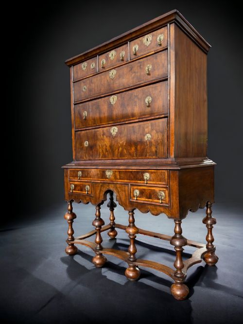 A FINE WILLIAM MARY WALNUT CHEST ON STAND - ADDITIONAL PHOTO 4