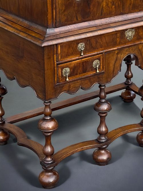 A FINE WILLIAM MARY WALNUT CHEST ON STAND - ADDITIONAL PHOTO 6
