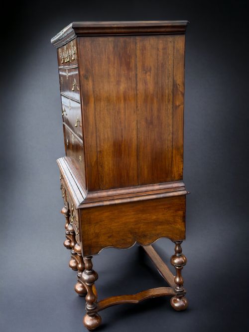 A FINE WILLIAM MARY WALNUT CHEST ON STAND - ADDITIONAL PHOTO 7