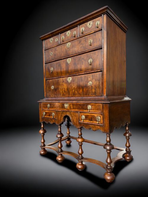 A FINE WILLIAM MARY WALNUT CHEST ON STAND - ADDITIONAL PHOTO 8