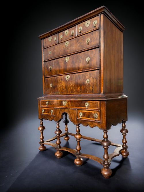 A FINE WILLIAM MARY WALNUT CHEST ON STAND - ADDITIONAL PHOTO 10