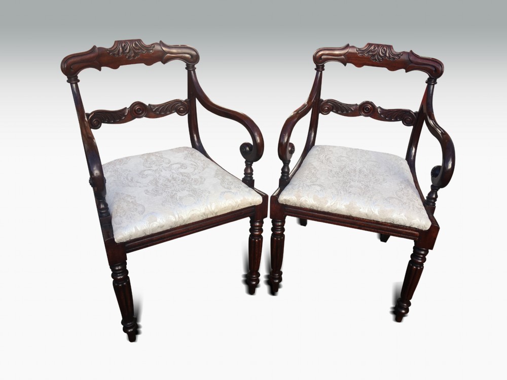 AN EXCELLENT PAIR OF REGENCY MAHOGANY ARMCHAIRS.