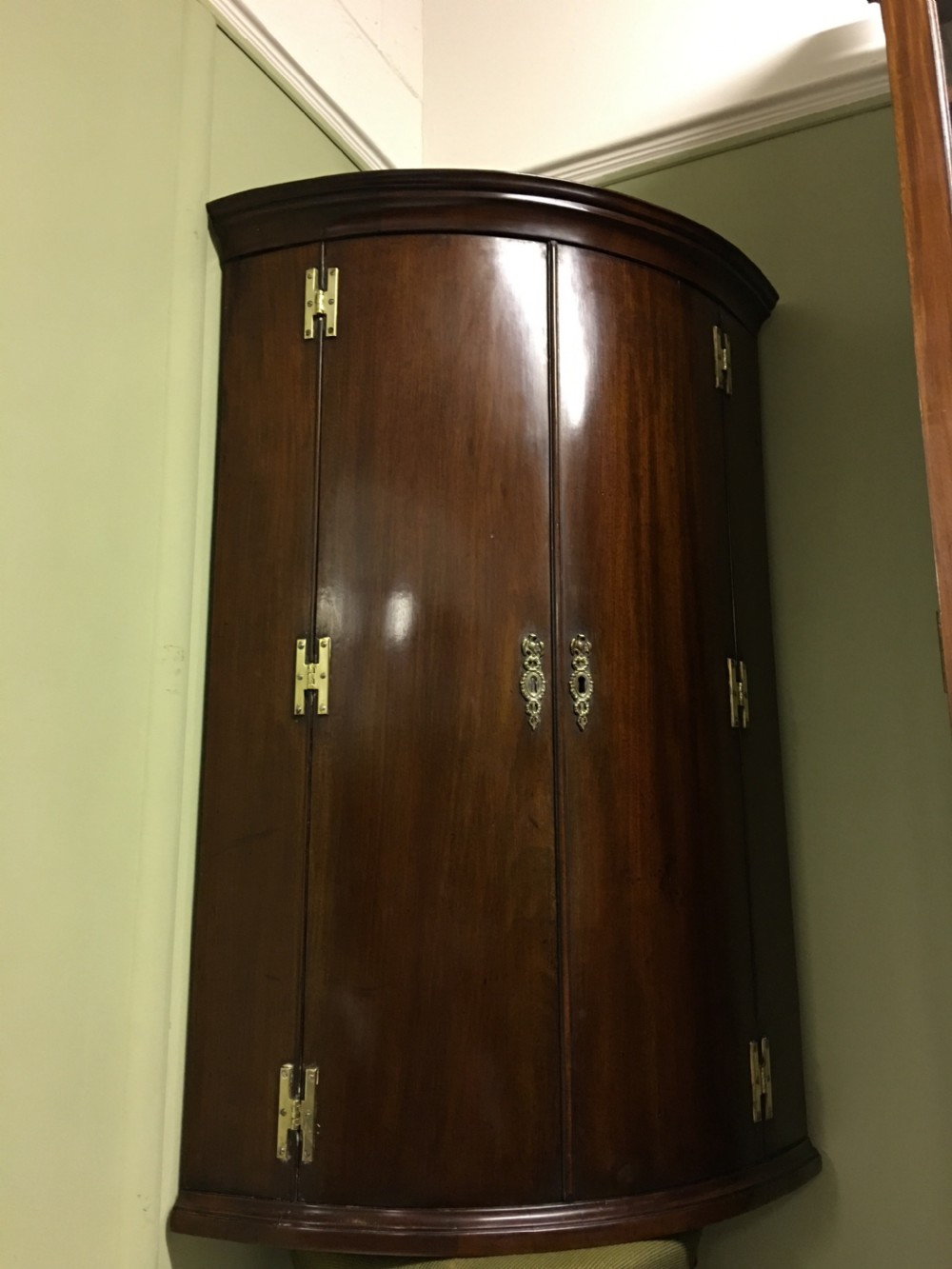 A FINE GEORGE III MAHOGANY BOWFRONT CORNER CUPBOARD.