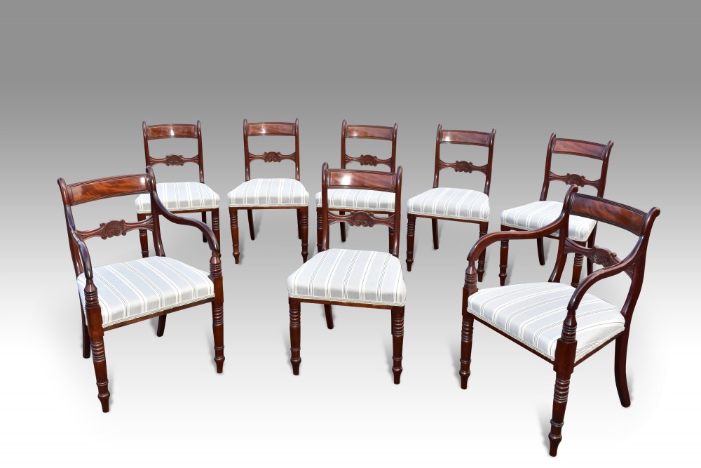 A FINE SET OF 8 REGENCY PERIOD DINING CHAIRS.