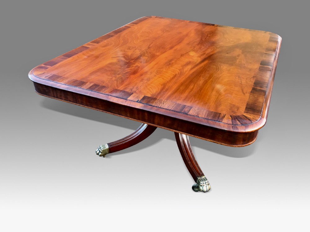 A GOOD LARGE REGENCY MAHOGANY & ROSEWOOD BREAKFAST OR DINING TABLE