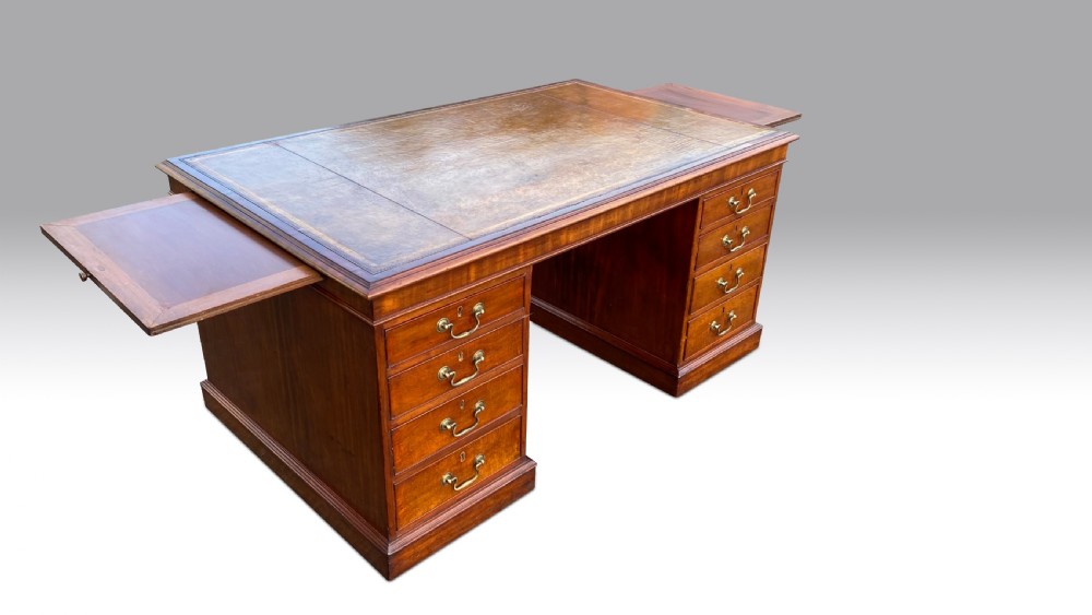 A wonderful quality mid 19th C mahogany partners desk.