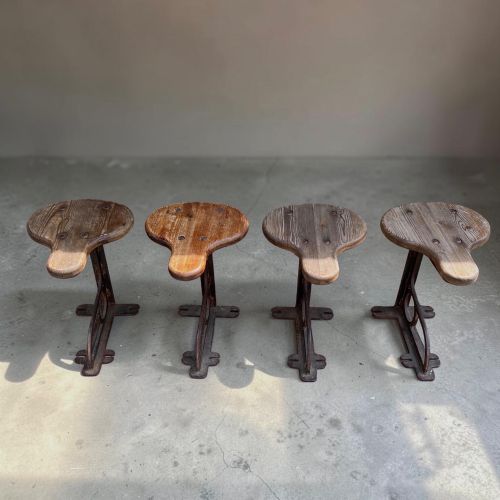 SET OF FOUR INDUSTRIAL MACHINIST STOOLS CAST IRON PITCH PINE CIRCA 1900 - ADDITIONAL PHOTO 4