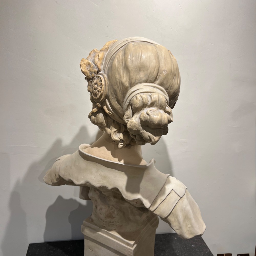 An Art Nouveau cream-toned sculptural bust of the classical poet Sappho wearing a golden laurel wreath, mounted on a plinth inscribed with her name. View VII
