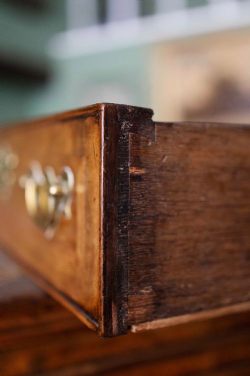 EARLY 18TH CENTURY WALNUT CHEST ON STAND WITH CABRIOLE LEGS - ADDITIONAL PHOTO 2