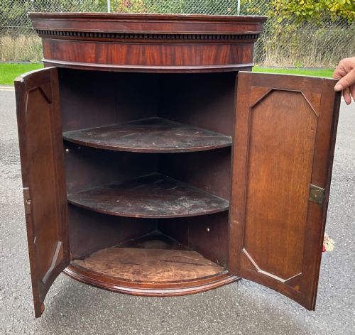 GEORGIAN BOWFRONT MAHOGANY HANGING CORNER CUPBOARD - ADDITIONAL PHOTO 5