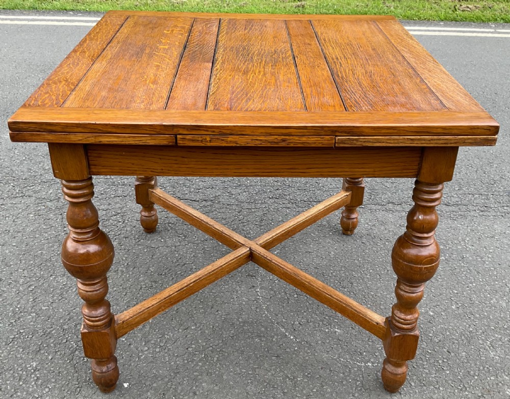Oak Extending Dining Table to Seat Six 