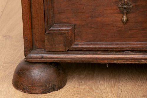 17TH CENTURY JACOBEAN OAK CHEST OF DRAWERS - ADDITIONAL PHOTO 6