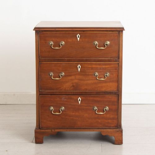 antique mahogany chest of drawers - CATEGORY: ANTIQUE CHEST OF DRAWERS - DATED 19TH CENTURY