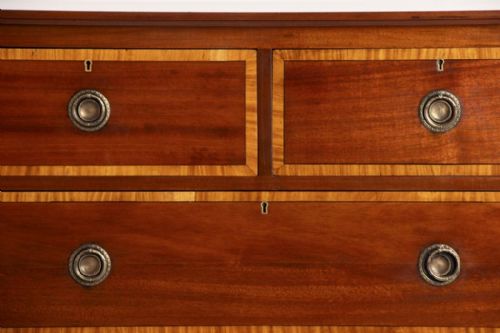 EDWARDIAN MAHOGANY CHEST OF DRAWERS WITH SATINWOOD CROSSBANDING BRASS RING DROP HANDLES C1900 - ADDITIONAL PHOTO 5